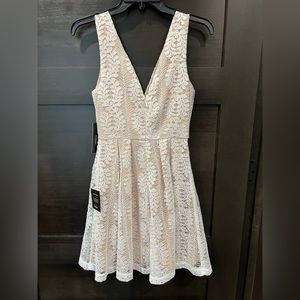Lulu’s tan with white overlay mini dress. Size XS. WITH TAGS